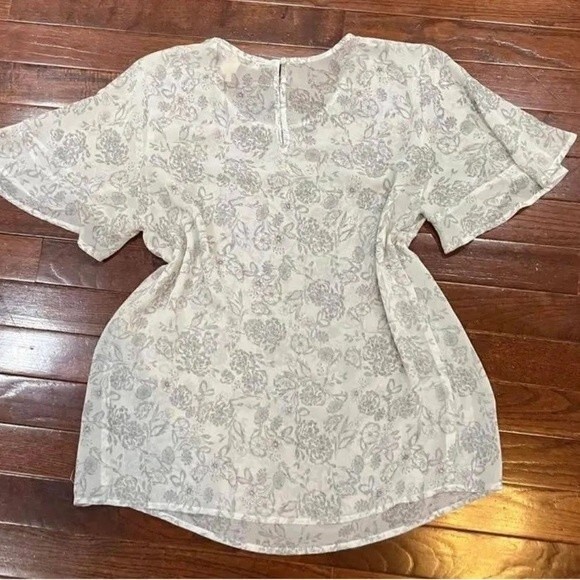 White and Gray Sheer Patterned Top Size Medium - Picture 4 of 5